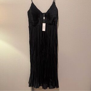 NWT ASTR The Label “Maeve” pleated midi dress in black - Size L